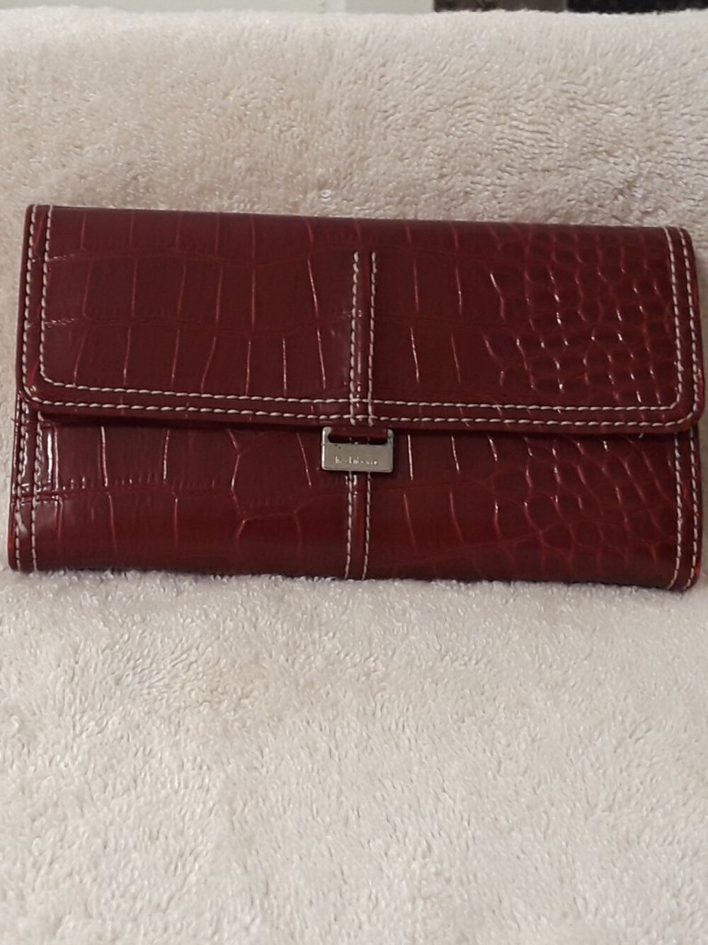 Wallet NWT Liz Claiborne Burgundy Croc Embossed Faux-Leather Trifold Wallet